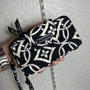 NWT - Vera Bradley Smartphone Wristlet Concerto